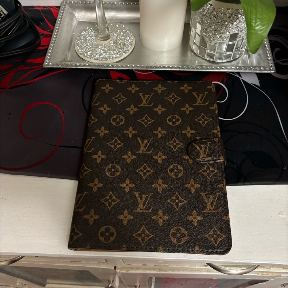Lv iPad case 7/8/9 generation 10.2 like new also can be used for a wallet